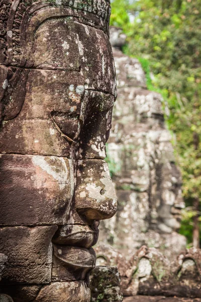 Caras del antiguo templo de Bayon en Angkor Wat, Siem Reap, Camboya — Foto de Stock