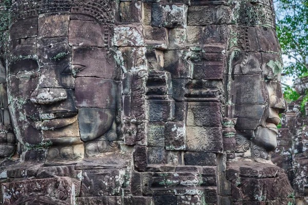 Tváře starobylého Bayon chrámu v Angkor Wat, Siem Reap, Kambodža — Stock fotografie