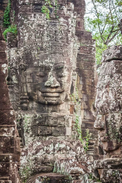 Caras del antiguo templo de Bayon en Angkor Wat, Siem Reap, Camboya — Foto de Stock