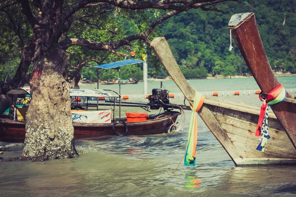 Krabi, Tailândia, 11 de dezembro de 2013: Barco tailandês tradicional, Cauda longa — Fotografia de Stock