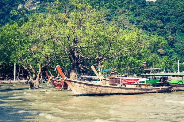 Krabi, Tailândia, 11 de dezembro de 2013: Barco tailandês tradicional, Cauda longa — Fotografia de Stock
