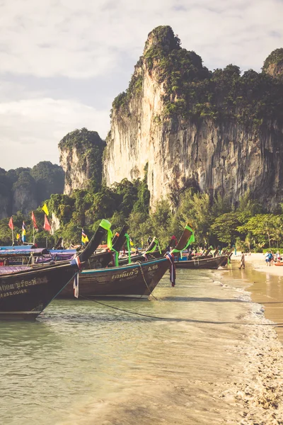 Krabi, Tailândia, 11 de dezembro de 2013: Railay beach, Krabi, Andaman sea — Fotografia de Stock