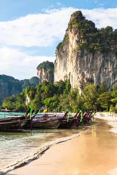 Krabi, Tailandia, 11 de diciembre de 2013: Railay beach, Krabi, Andaman sea — Foto de Stock