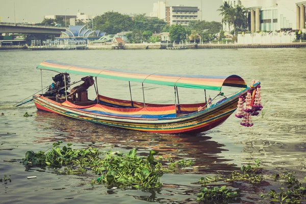 Bangkok, thailand, 13.12.2013: boot auf dem chao phraya fluss, verbot — Stockfoto