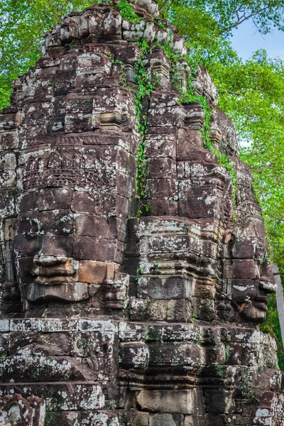 Tváře chrámu Bayon v Angkor Thom, Siemreap, Kambodža. — Stock fotografie