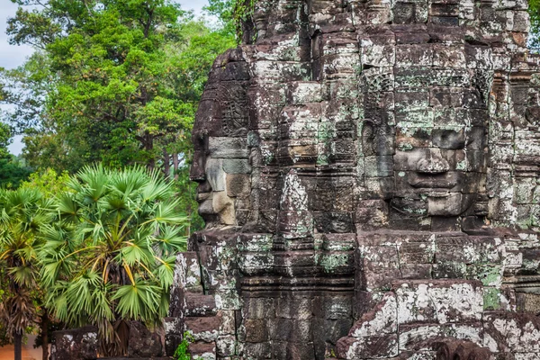 Oude stenen gezichten van Bayon tempel, Angkor, Cambodja — Stockfoto
