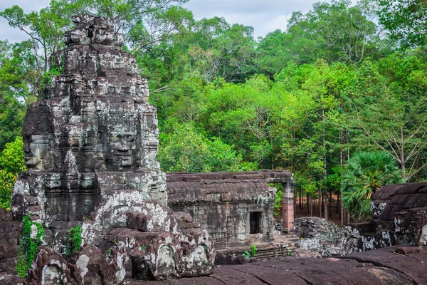 Starověké kamenné stěny chrámu Bayon, Angkor, Kambodža — Stock fotografie