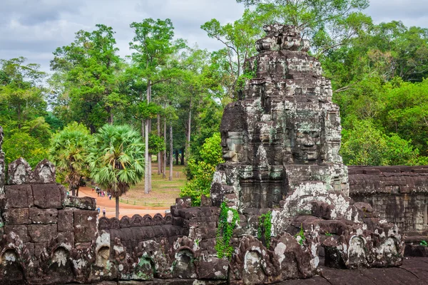 Древние каменные грани храма Байон, Ангкор, Камбоджа — стоковое фото