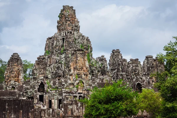 Caras de piedra antiguas del templo de Bayon, Angkor, Camboya — Foto de Stock