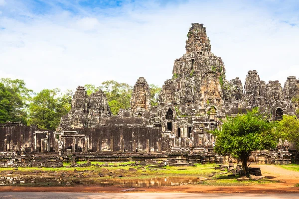 Angkor Thom Cambodia. Khmer Bajon-templom a historica Angkor Wat — Stock Fotó