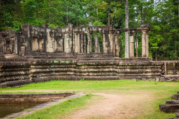 Oude Khmer architectuur. Prachtig uitzicht van Bayon tempel te zonnen — Stockfoto