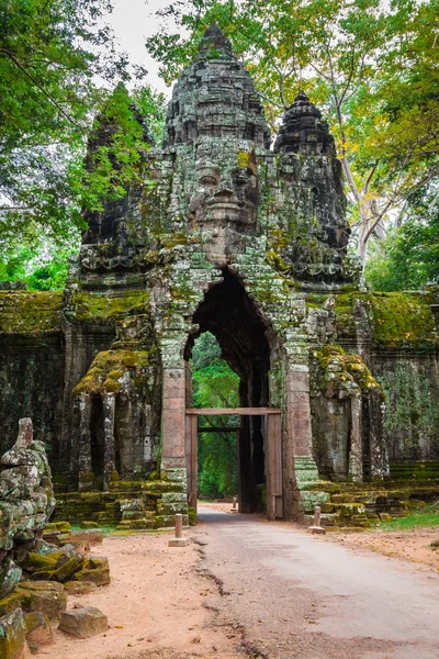 Arquitetura Khmer antiga. Vista incrível do templo de Bayon em sóis — Fotografia de Stock