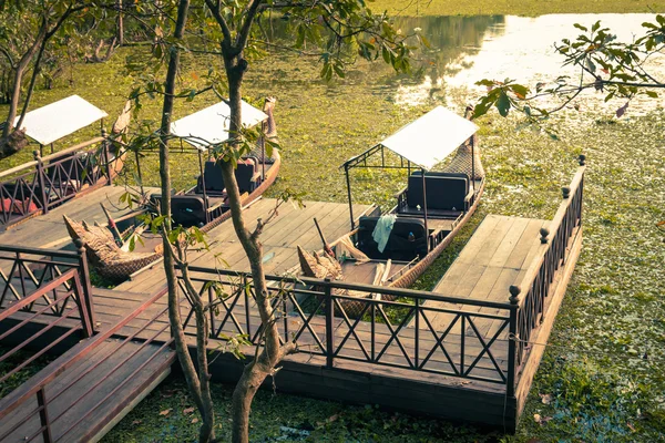 Barcos tradicionais cambojanos no lago perto, templo de Bayon em Ang — Fotografia de Stock