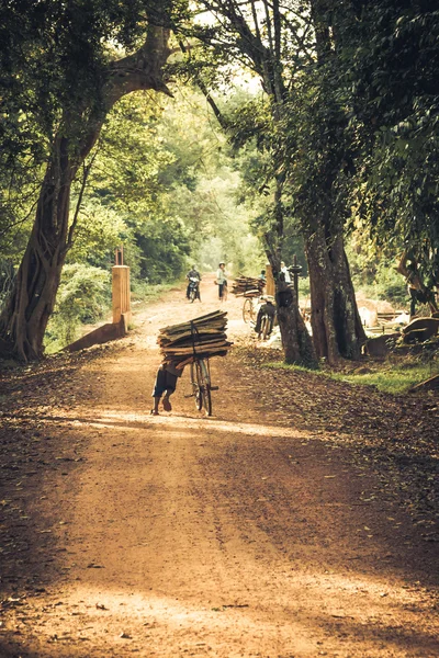 Cyclist on Dirt Road in the jungle. Cambodia — Stock Photo, Image