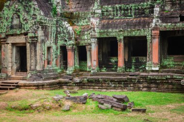 Ta Prohm ya da Rajavihara Tapınağı'nda Angkor, Siem R antik kalıntılar