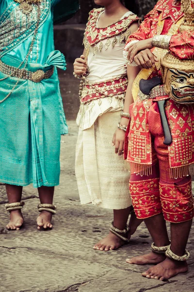 Umělci nosí tradiční kroje v chrámu Angkor, Siemriep, Camb — Stock fotografie