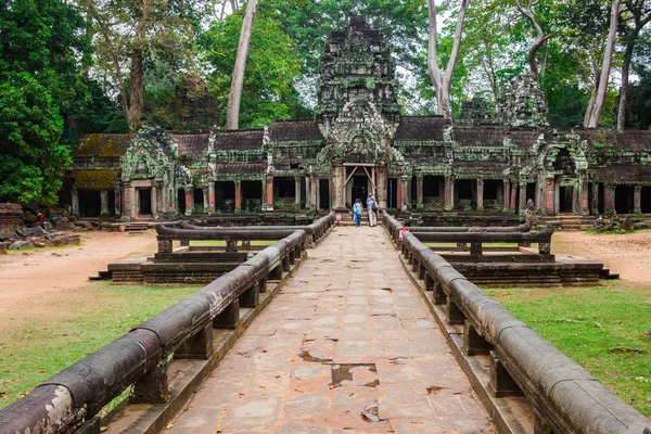 Ruínas antigas em Ta Prohm ou Templo de Rajavihara em Angkor, Siem R — Fotografia de Stock