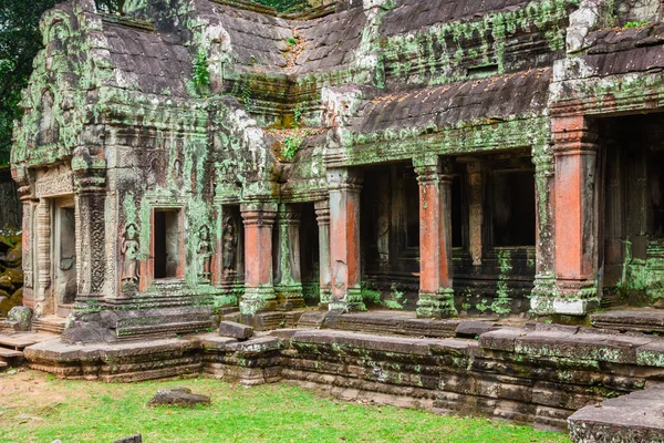 Starożytne ruiny w Ta Prohm lub Rajavihara świątyni Angkor, Siem R — Zdjęcie stockowe