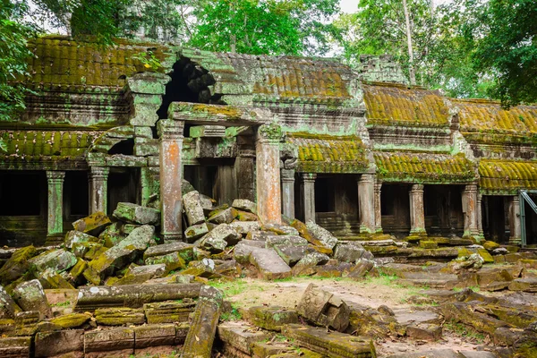 Ruínas antigas em Ta Prohm ou Templo de Rajavihara em Angkor, Siem R — Fotografia de Stock