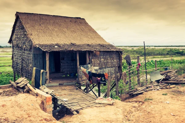 Casas em palafitas na aldeia flutuante de Kampong Phluk, Tonle — Fotografia de Stock