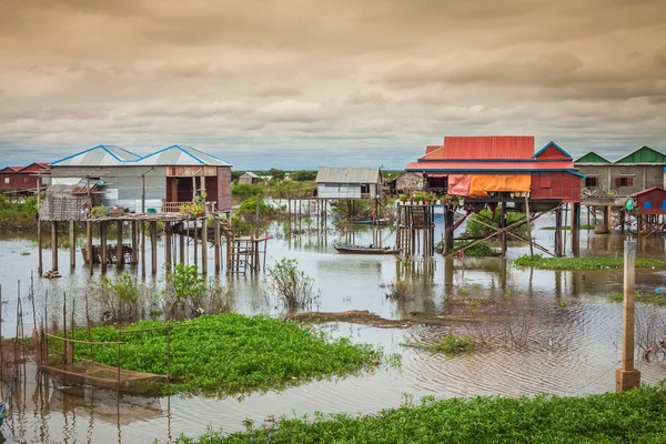 Häuser auf Stelzen auf dem schwimmenden Dorf Kampong phluk, Tonle — Stockfoto