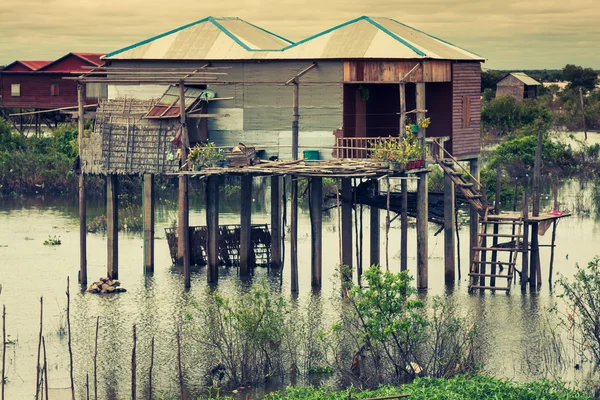 Homes on stilts on the floating village of Kampong Phluk, Tonle — Stock Photo, Image