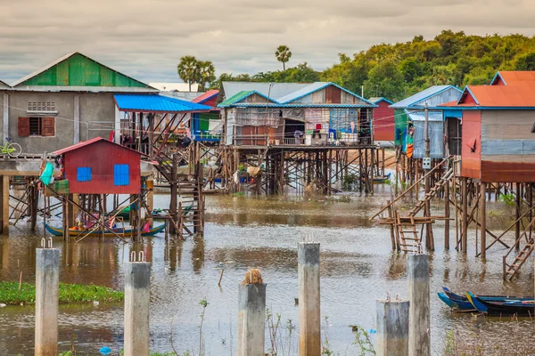 Homes on stilts on the floating village of Kampong Phluk, Tonle — Stock Photo, Image