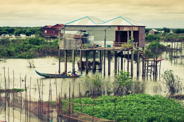 Homes on stilts on the floating village of Kampong Phluk, Tonle — Stock Photo, Image