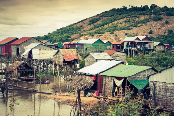 Σπίτια σε ξυλοπόδαρα στο πλωτό χωριό Kampong Phluk, Τονλέ — Φωτογραφία Αρχείου