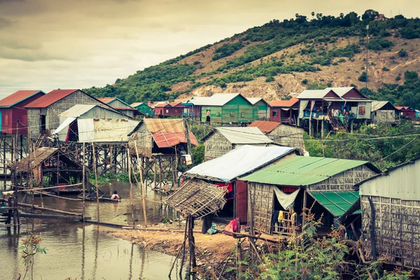 Casas em palafitas na aldeia flutuante de Kampong Phluk, Tonle — Fotografia de Stock