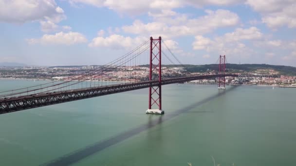 Kijk op de 25 de Abril Bridge in Lissabon, Portugal. — Stockvideo