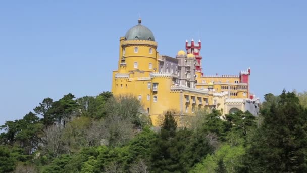 Sintra, Portekiz 'deki Pena Ulusal Sarayı. UNESCO Dünya Mirası Alanı ve Portekiz 'in Yedi Harikasından biri — Stok video