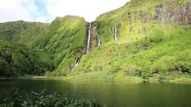 Waterfalls on Flores island and lake with lake in foreground, Azores archipelago (Portugal) — Stock Video