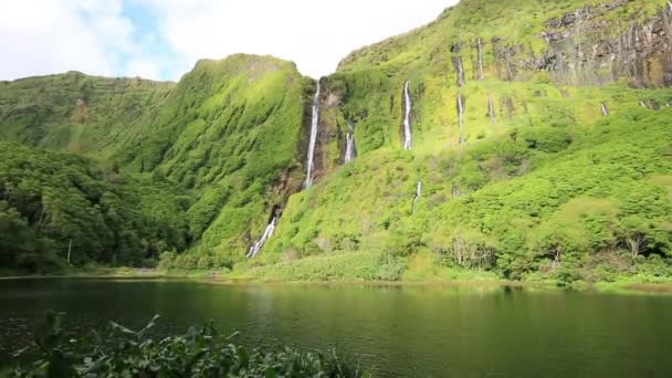 Cascate sull'isola di Flores e lago con lago in primo piano, arcipelago delle Azzorre (Portogallo) ) — Video Stock