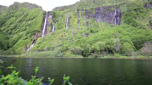 Vattenfall på flores island och sjön med sjön i förgrunden, Azorerna (portugal) — Stockvideo