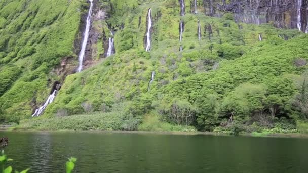 Wasserfälle auf Floreinsel und See mit See im Vordergrund, Azoren-Archipel (portugal) — Stockvideo