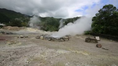 Kaplıca kaynar su, şehir Furnas, Sao Miguel Island, Azor Caldeiras ile.