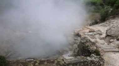 Kaplıca kaynar su, şehir Furnas, Sao Miguel Island, Azor Caldeiras ile.