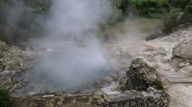Kaplıca kaynar su, şehir Furnas, Sao Miguel Island, Azor Caldeiras ile.