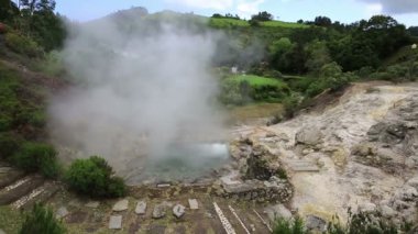 Kaplıca kaynar su, şehir Furnas, Sao Miguel Island, Azor Caldeiras ile.