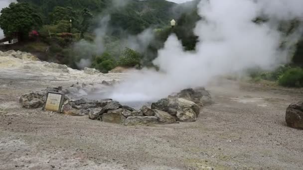 Fonte termal com água fervente nas Caldeiras, na cidade de Furnas, ilha de São Miguel, Açores . — Vídeo de Stock