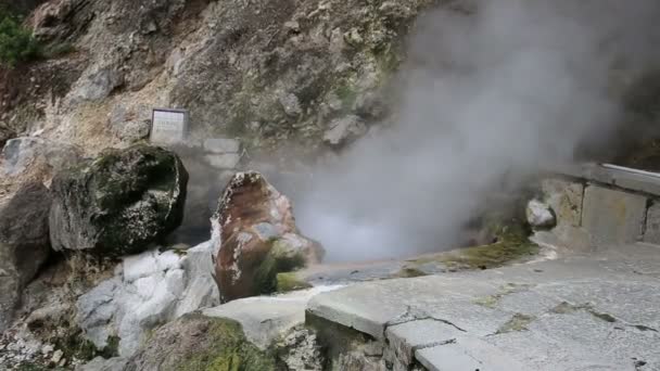 Heiße Quelle mit kochendem Wasser in den Caldeiras in der Stadt der Hochöfen, Insel Sao Miguel, Azoren. — Stockvideo