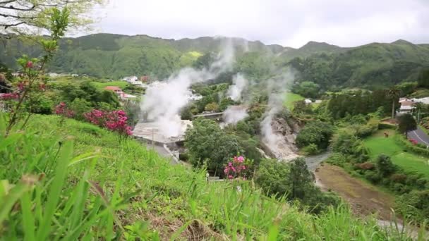 Fonte termal com água fervente nas Caldeiras, na cidade de Furnas, ilha de São Miguel, Açores . — Vídeo de Stock