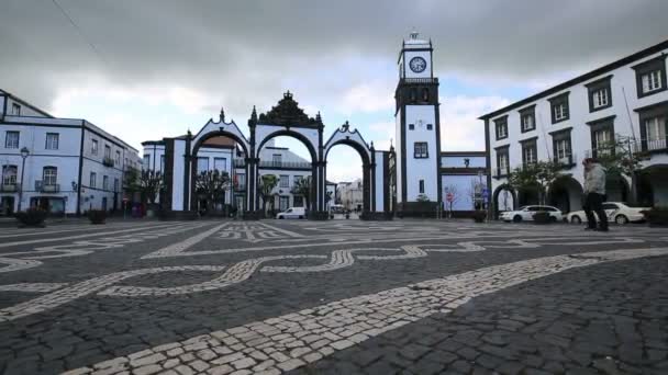 PONTA DELGADA, AZORES -20 DE ABRIL DE 2015: Vista de las puertas de la ciudad en Ponta Delgada, Azores . — Vídeos de Stock