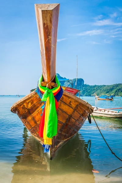 Long boat and tropical beach, Andaman Sea, Phi Phi Islands, Thaila — стоковое фото