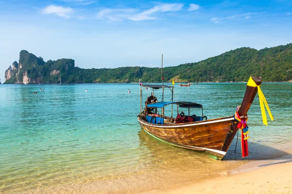 Długo łodzi i tropikalna plaża, Morze Andamańskie, wyspy Phi Phi, Thaila — Zdjęcie stockowe