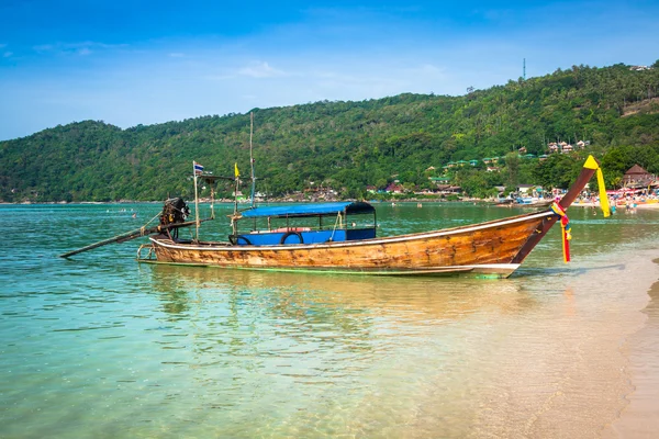 Barcos tradicionais tailandeses em Phi-Phi Islands, Tailândia — Fotografia de Stock