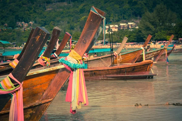 Thailändische traditionelle Boote auf den Phi-phi-Inseln, Thailand — Stockfoto