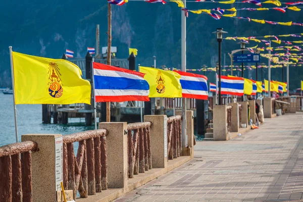 Εθνική σημαία της Ταϊλάνδης, νησί Phi Phi — Φωτογραφία Αρχείου