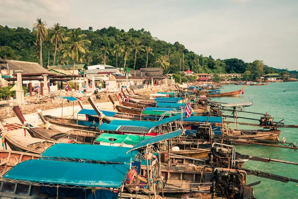Barcos tradicionais tailandeses em Phi-Phi Islands, Tailândia — Fotografia de Stock